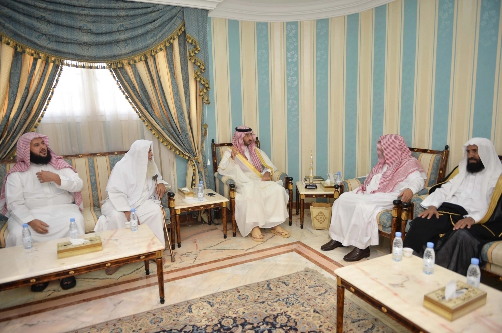 نائب أمير مكة يزور العلماء والمشايخ