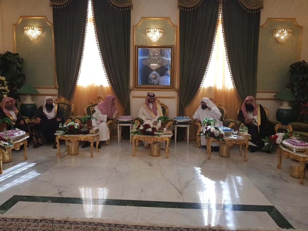 نائب أمير مكة يزور العلماء والمشايخ