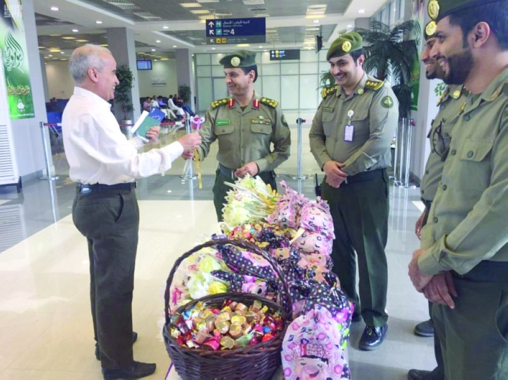 محمد البطاح يستقبل مسافرا بالورود                                                            (واس)