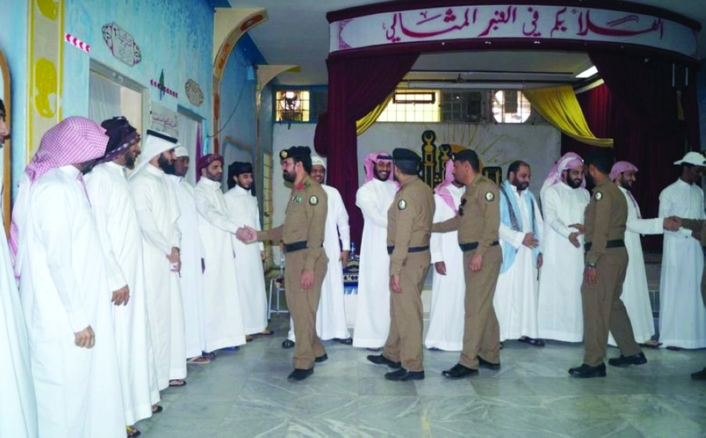 شائع القحطاني خلال معايدة نزلاء السجن