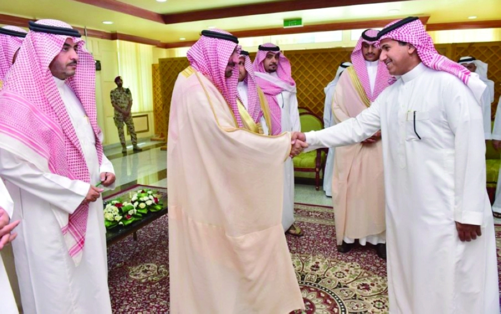 جلوي بن عبدالعزيز مصافحا الموظفين المكلفين                                               (واس)