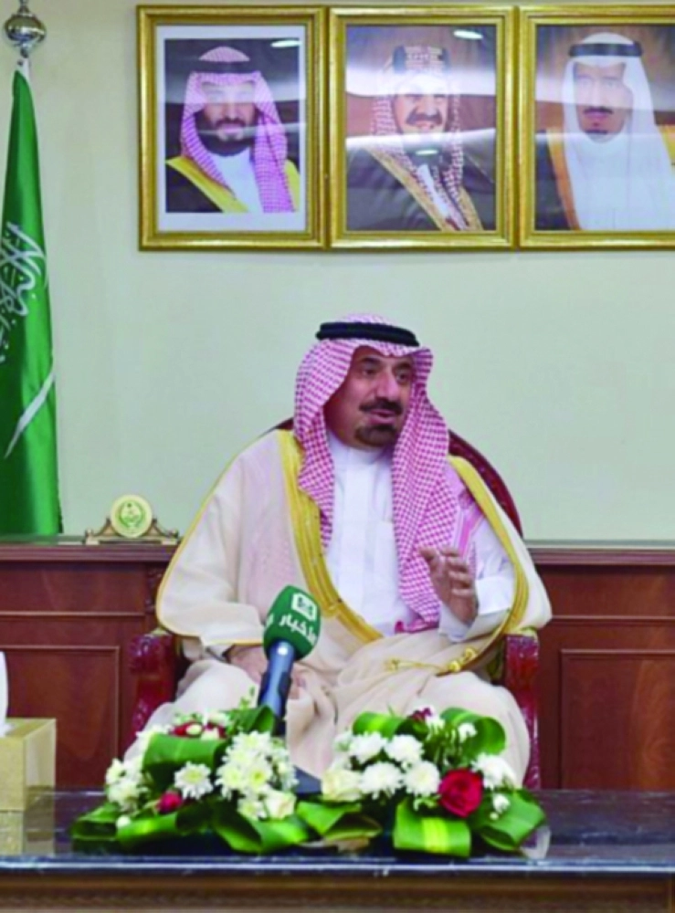 جلوي بن عبدالعزيز متحدثا لموظفي الإمارة