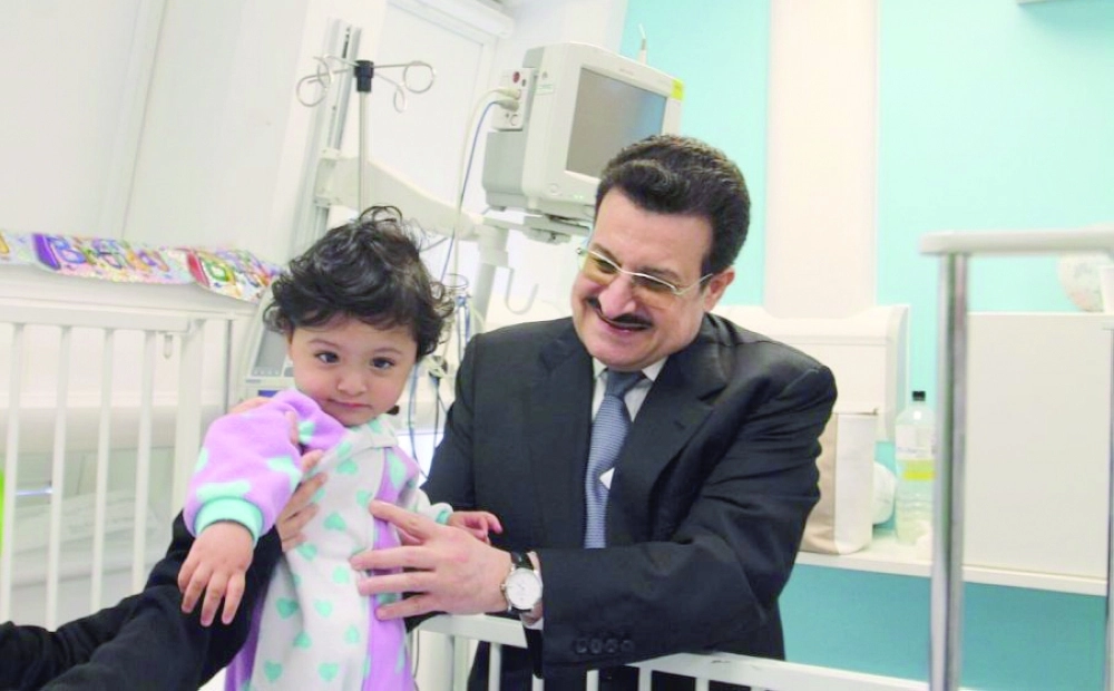 محمد بن نواف خلال معايدة المرضى   (واس)