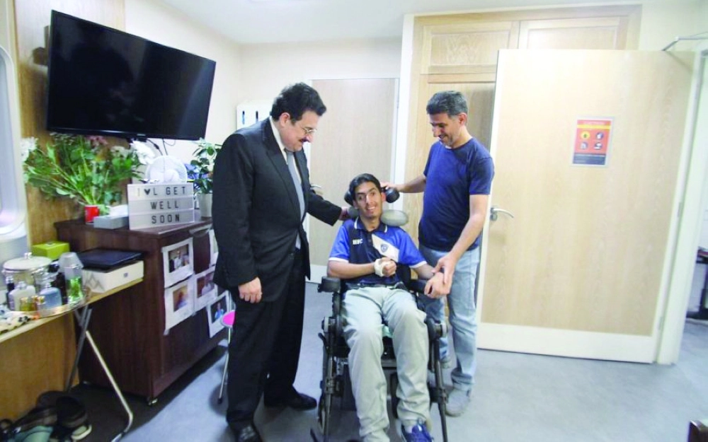 محمد بن نواف خلال معايدة المرضى   (واس)