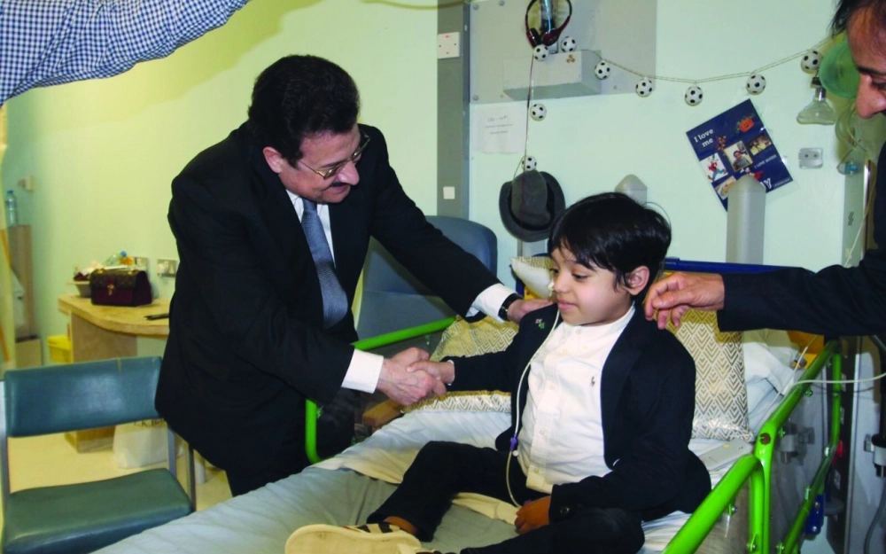 محمد بن نواف يعايد مريضا في لندن                                          (واس)