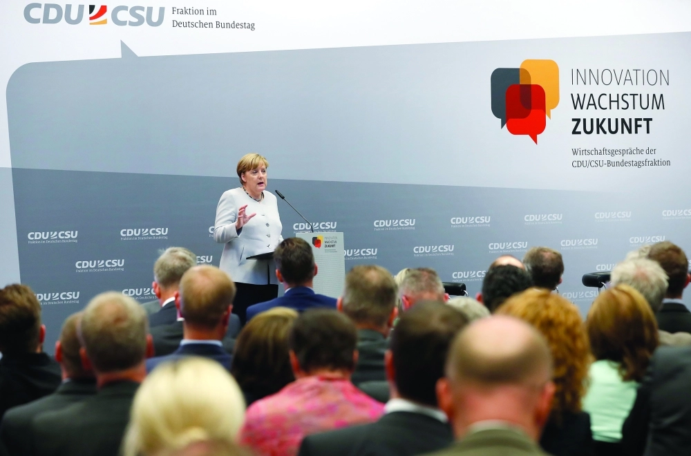 ميركل تتحدث لأعضاء حزبها في البرلمان الألماني                                               (إ ب أ)