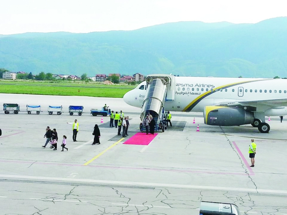 عائلات سعودية لدى وصولها البوسنة                                            (مكة)