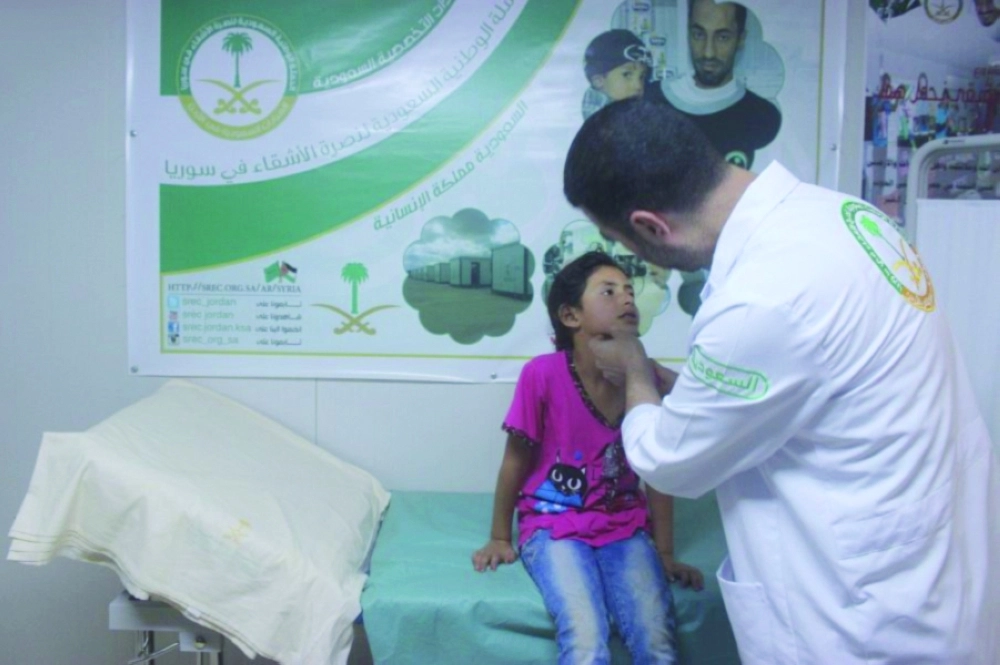 طفل يتلقى العلاج بالعيادات السعودية في الزعتري (واس)