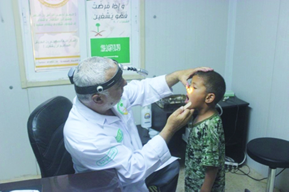 طفل يتلقى العلاج بالعيادات السعودية في الزعتري   (واس)