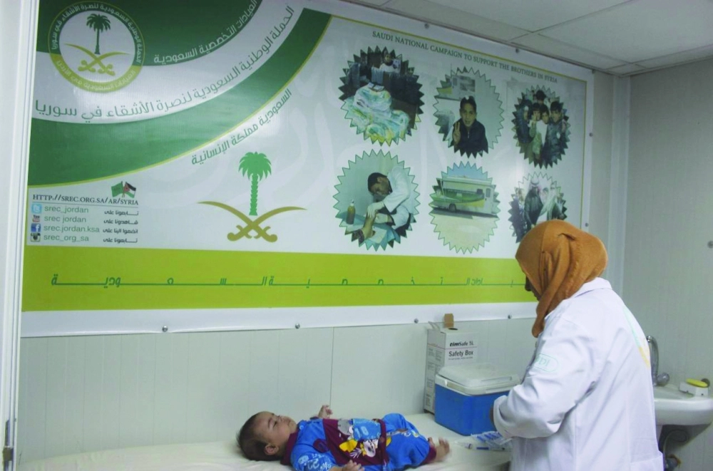 طفل يتلقى العلاج بالعيادات السعودية في الزعتري (واس)