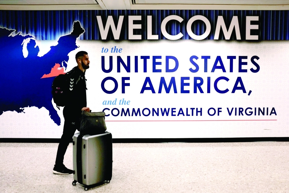 لافتة في مطار واشنطن دولز الدولي بفرجينيا                                                           (رويترز)