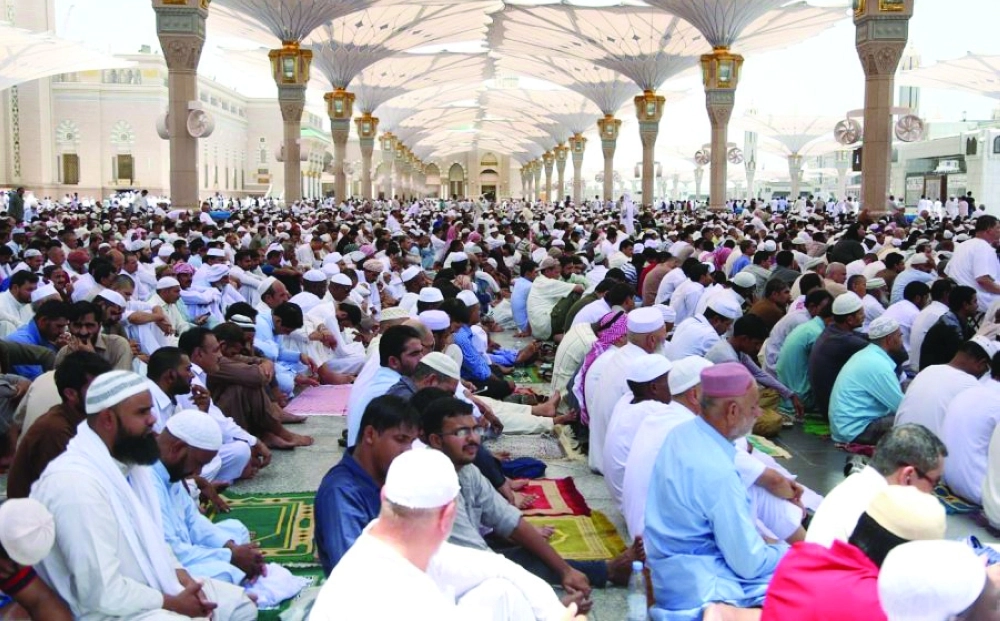 جموع المصلين بالمسجد النبوي أمس    (واس)