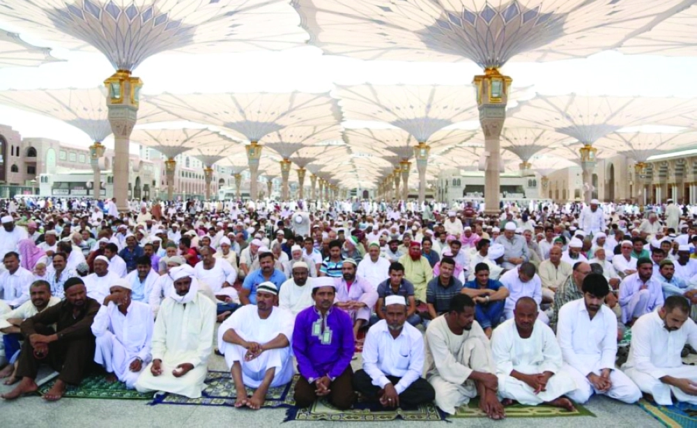 مصلون في المسجد النبوي أمس                                                                                                                     (واس)