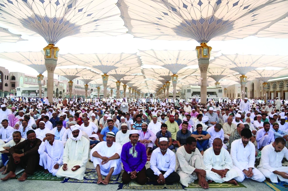 مصلون في المسجد النبوي ينصتون لخطبة الجمعة  