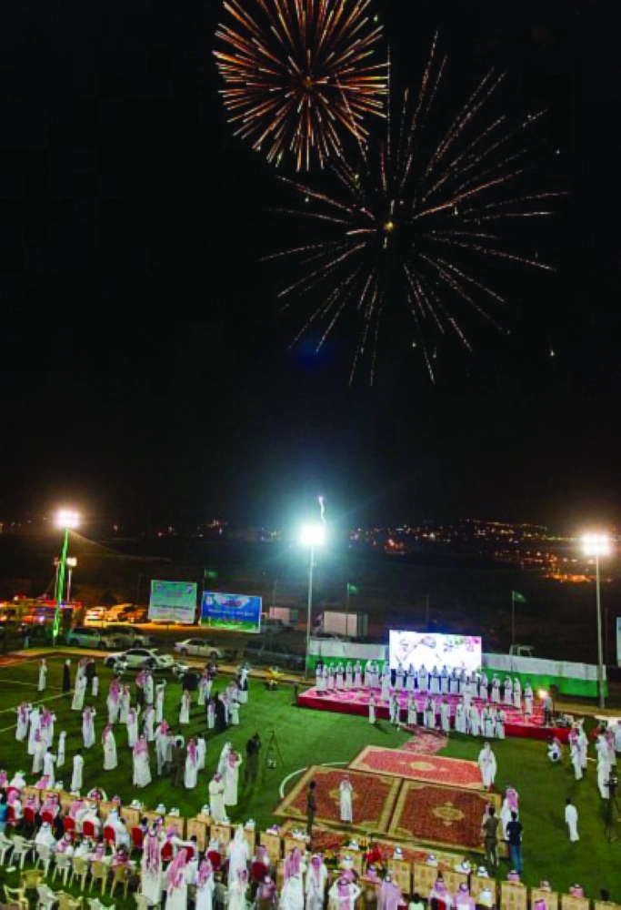 الألعاب النارية تضيء سماء محافظة بني حسن 