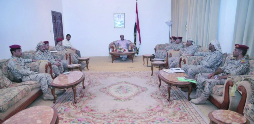 نائب الرئيس اليمني خلال اجتماع مع قيادات عسكرية بمأرب أمس (سبأ نت)