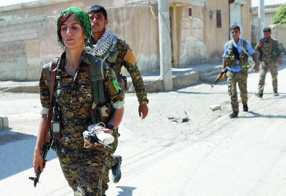 المقاتلة الكردية شين إبراهيم تتقدم عددا من رفاقها في السلاح                                                                             (رويترز)