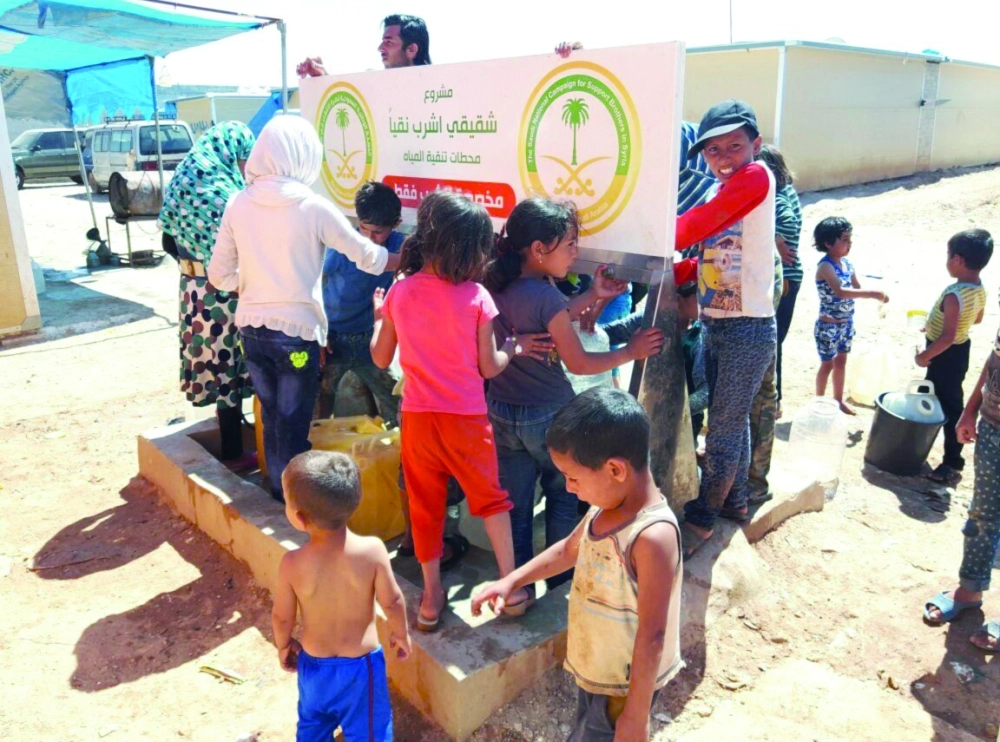 أطفال لاجئون يحصلون على مياه نقية بالداخل السوري                           (واس) 