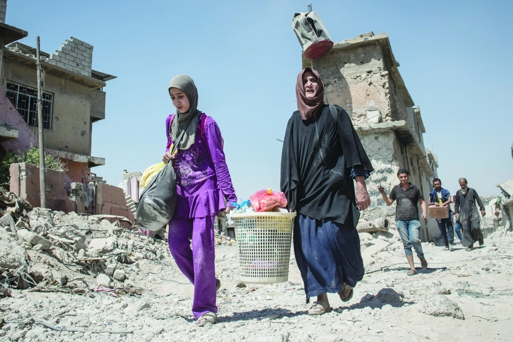 أسر نازحة لدى هروبها من القتال الدائر في الموصل (د ب أ)