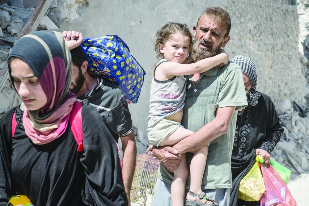 نازحون عراقيون من الموصل هربا من القتال مع داعش