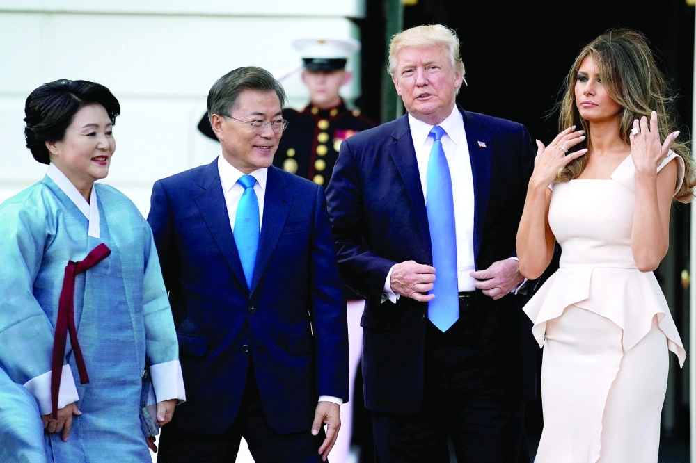 ترمب وزوجته يرحبان برئيس كوريا الجنوبية قبيل مباحثات عن نووي بيونج يانج        (رويترز)