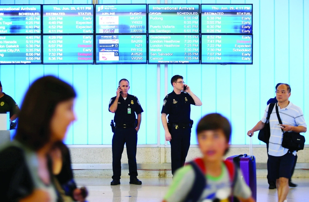 مسافرون وضباط في مطار لوس أنجلوس الأمريكي                                      (رويترز)