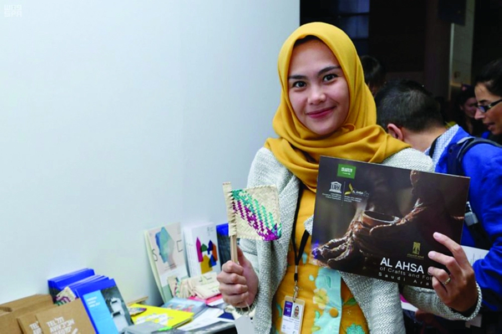 كتيبات عن الأحساء في يد زائرة بالاجتماع