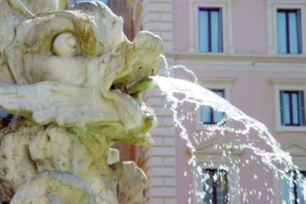 إحدى نافورات روما الشهيرة                    (مكة)