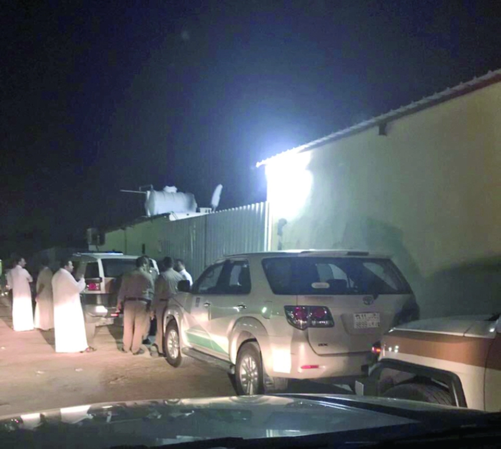 سيارات المراقبة بجانب المبنى (مكة)