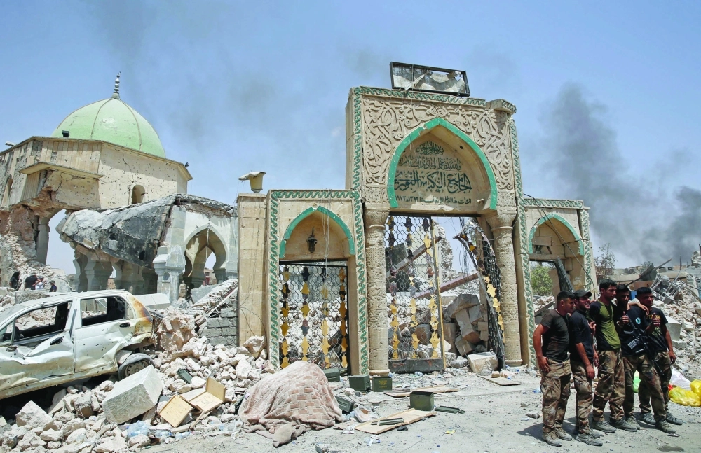 جنود عراقيون أمام آثار الجامع النوري الكبير في الموصل (رويترز)