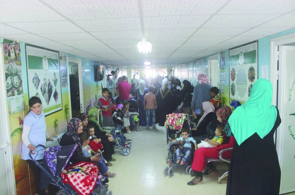 لاجئ سوري خلال تلقيه العلاج في إحدى العيادات السعودية بالزعتري           (واس)