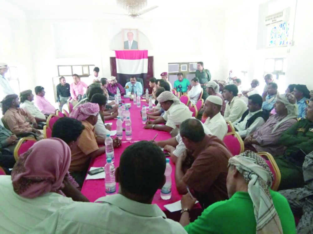 محافظ سقطرى خلال لقاء مع القيادات (سبأ نت)