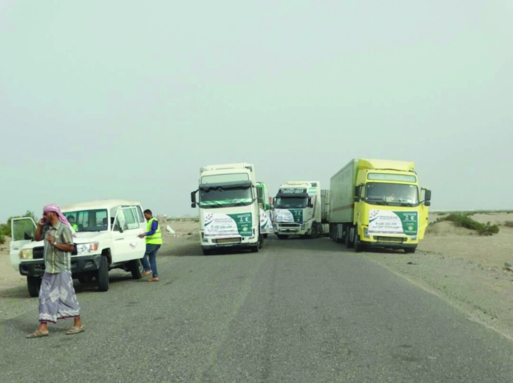 شاحنة من بين 14 محملة بالمساعدات الإغاثية من مركز الملك سلمان لدى وصولها لحج                                                                         (واس)