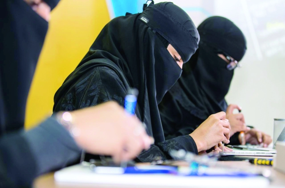 سيدات يتدربن على صيانة الجولات                                                                                                               (مكة)