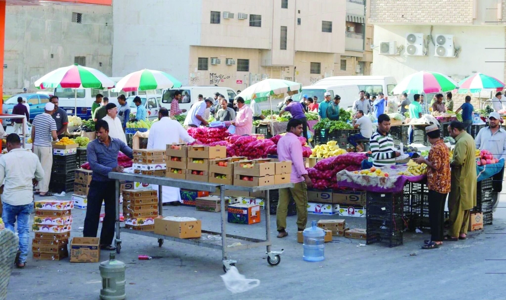 عمالة من جنسيات مختلفة بحي الوزرات بالرياض (مكة)