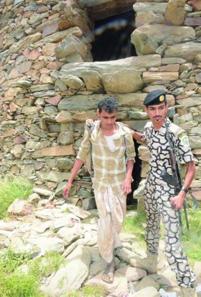 لحظة القبض على أحد المتسللين  (واس) 