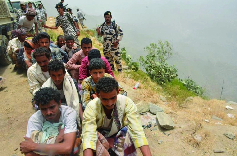 متسللون بعد القبض عليهم 