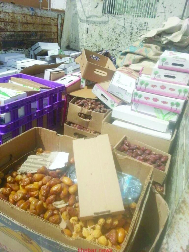 من التمور الفاسدة                            (مكة)