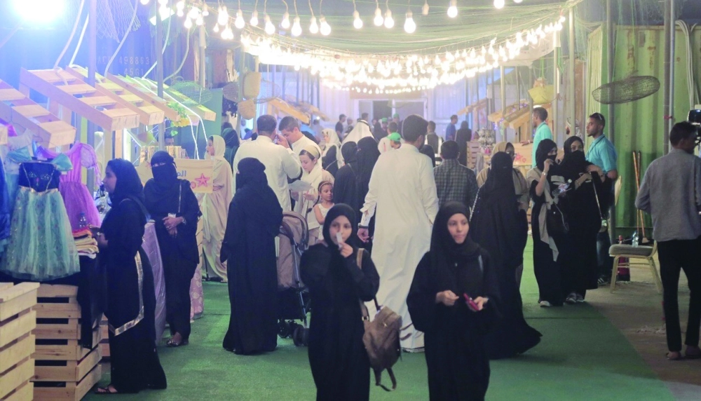 عائلات في زيارة للمعرض                                                (مكة)