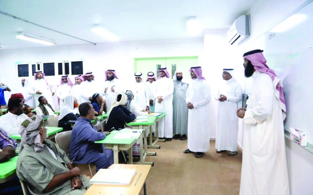 عسيري الأحوس متحدثا للطلاب                               (واس)