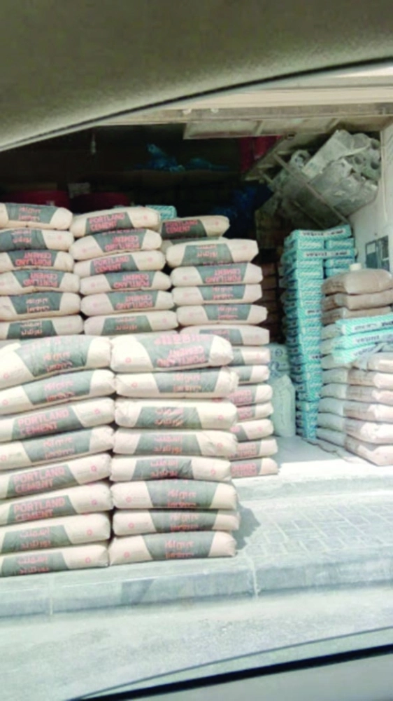 اسمنت بأحد المتاجر بالدمام أمس                                                     ( مكة )