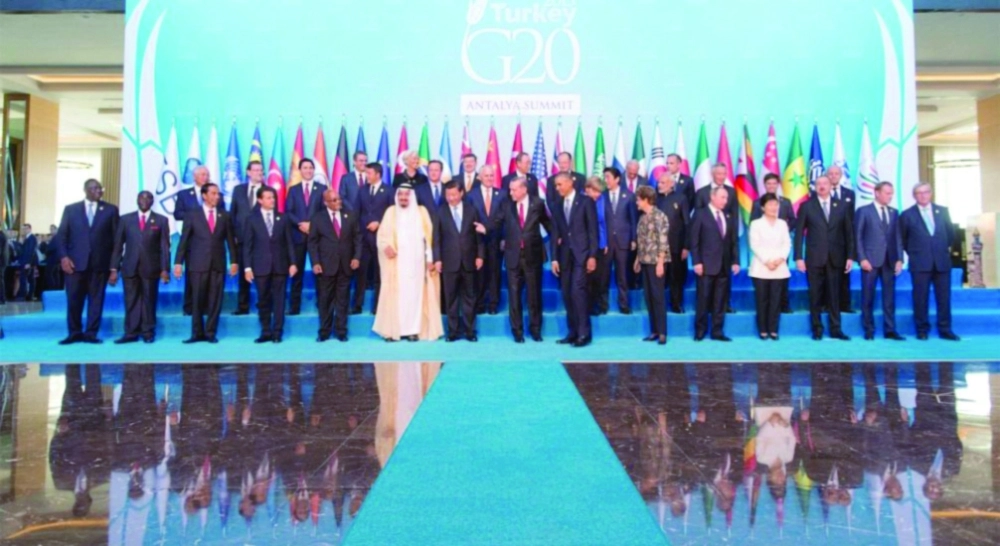 خادم الحرمين الشريفين يتوسط المشاركين في قمة أنطاليا                                                                  (واس)