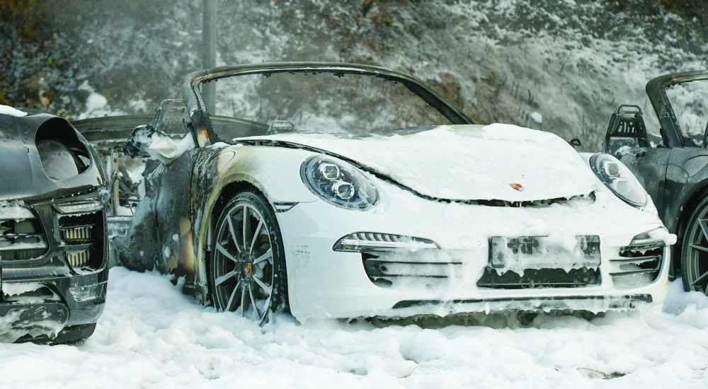 سيارات متضررة جراء الحريق (د ب أ)