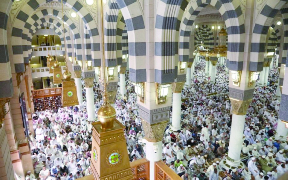 مصلون أثناء خطبة الجمعة بالحرم النبوي             (مكة)