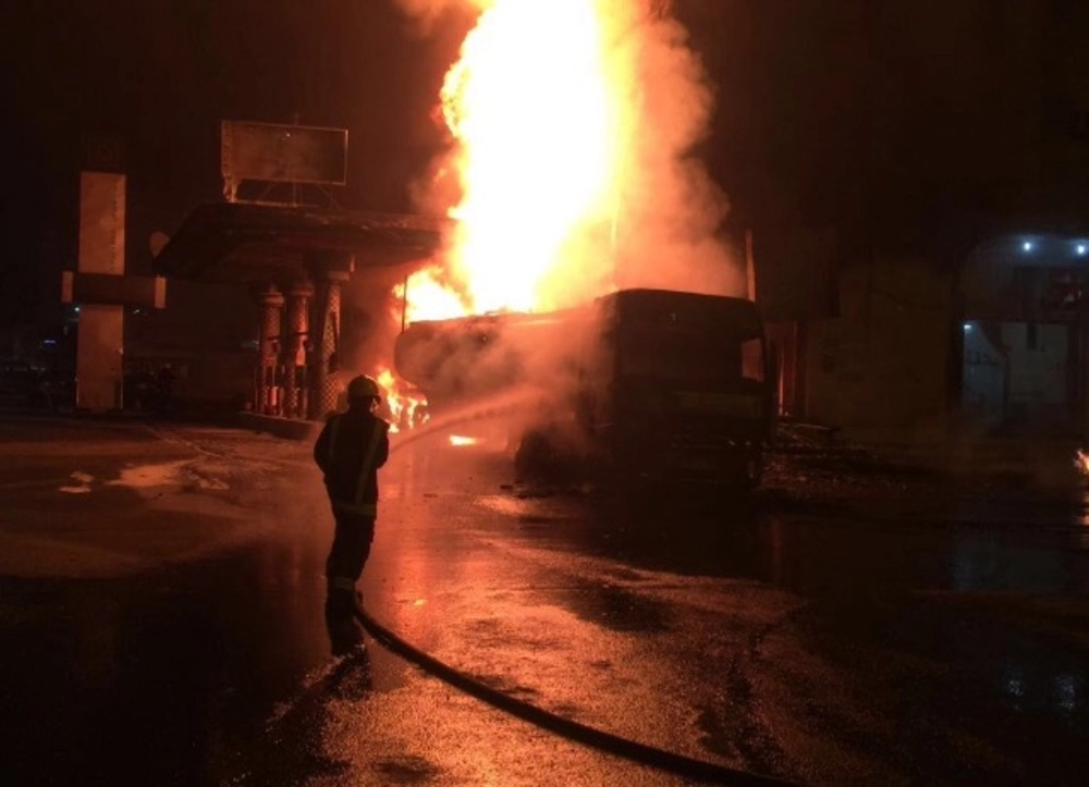 ألسنة اللهب قبل السيطرة على الحريق                      