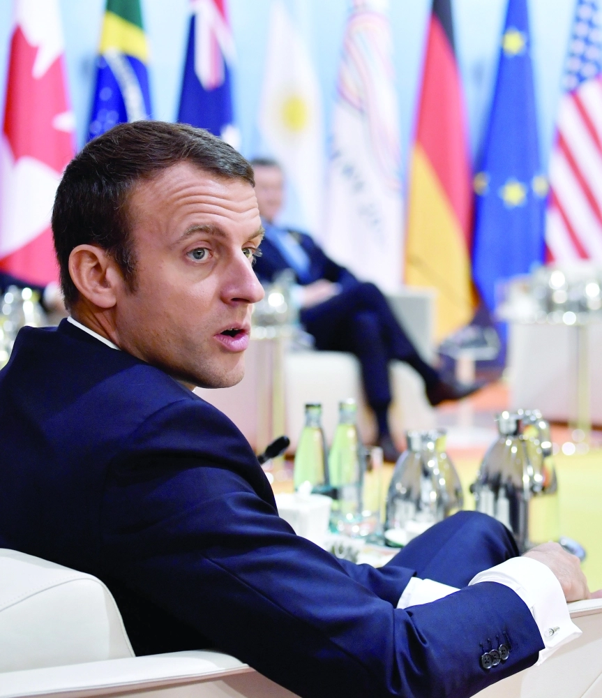 الرئيس الفرنسي أثناء القمة                  (رويترز)