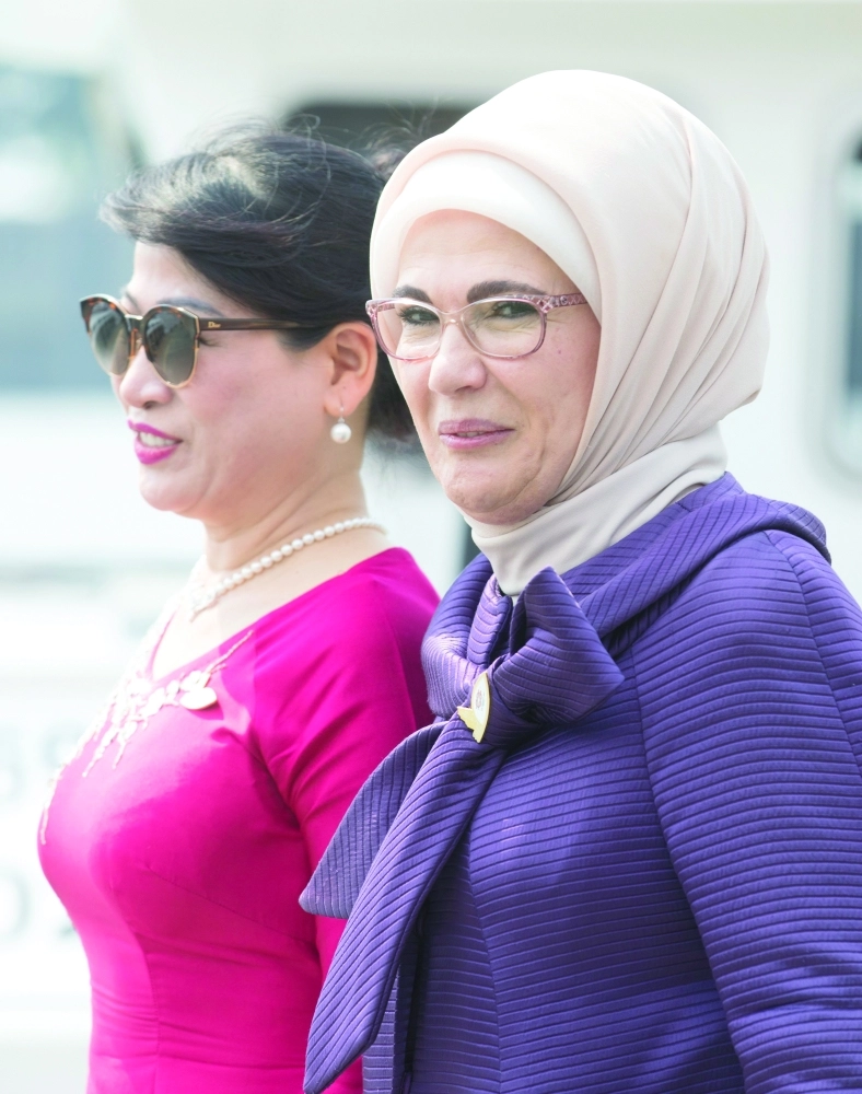 زوجة الرئيس التركي أثناء وصولها مقر الاجتماع       (إ ب أ)                                              