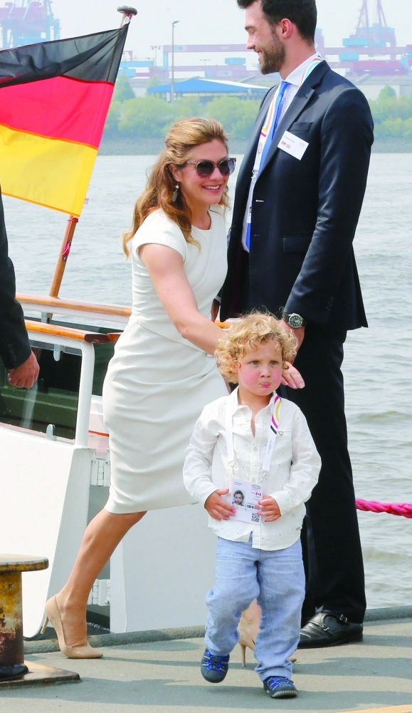 زوجة رئيس الوزراء الكندي وابنها                 (د ب أ)