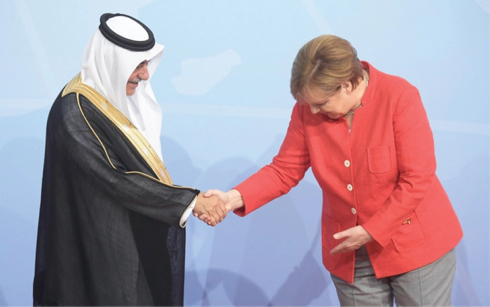 ميركل أثناء استقبال العساف أمس (إ ب أ)