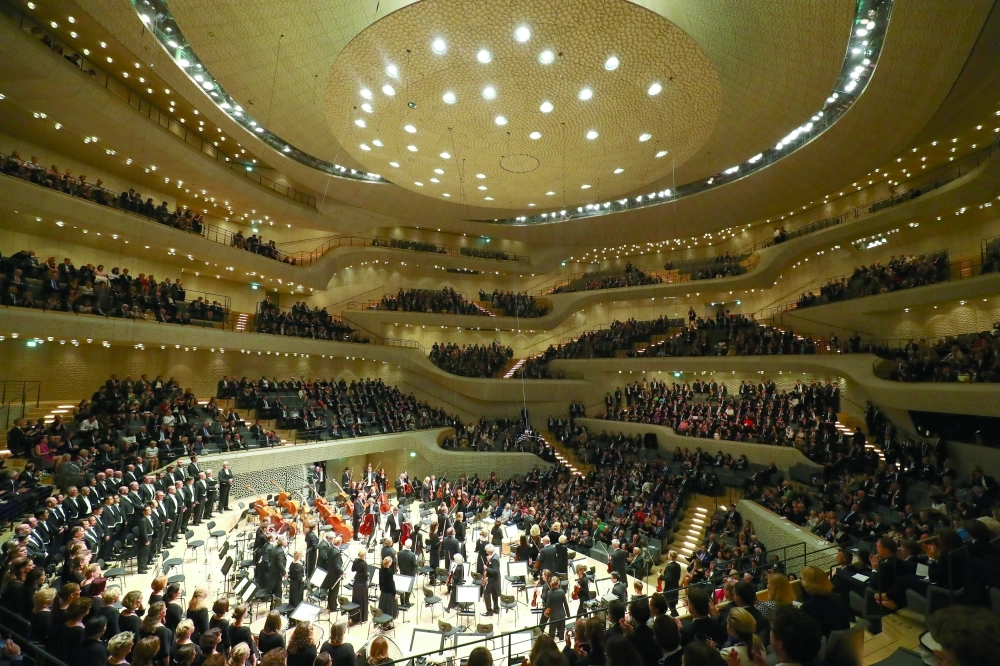قادة وممثلو حكومات العشرين يحضرون حفلا في قاعة إلب فيلهارموني              (رويترز)